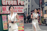 Trời rét hơn 10 độ, Á hậu Thanh Tú vẫn mặc gợi cảm hút sự chú ý giữa đường phố Nhật