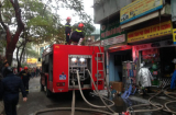 NÓNG: Đang cháy lớn tại 2 ngôi nhà 5 tầng trên phố Trần Khát Chân