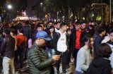 Người Hà Nội chen nhau ra đường chờ đón khoảnh khắc đếm ngược mừng năm mới