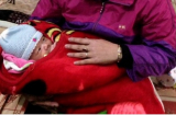 THƯƠNG CON GIẬN MẸ: Bé trai một tháng tuổi bị bỏ rơi trong đêm đông rét mướt
