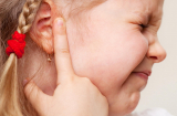 Trẻ bị mụn nhọt ở tai phải làm sao?