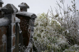 Tin không khí lạnh mới nhất: Băng tuyết phủ trắng Mẫu Sơn và đỉnh Phia Oắc ở Cao Bằng, Hà Nội lạnh tái tê