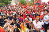 Hot: Hàng nghìn người hâm mộ chạy theo hò reo phấn khích khi U23 Việt Nam vừa xuất hiện tại Sài Gòn