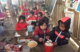 Xót lòng trước hình ảnh bữa ăn ngày giáp Tết của các em học sinh vùng cao: Cơm trộn mì tôm