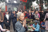 Mùng 1 Tết ở Hà Nội: Đường phố vắng tanh nhưng chùa chiền lại đông như hội