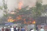 Hàng chục lính cứu hỏa căng mình dập lửa trogn vụ cháy lớn ở Triều Khúc
