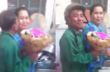 Clip: Ông chồng trung tuổi ôm bó hoa tươi hớn hở chạy vào nhà tặng vợ nhân ngày 8/3 gây xúc động