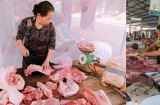 Cô bán thịt có “tâm nhất Vịnh Bắc Bộ”: Mắc màn chống côn trùng cho sạp thịt