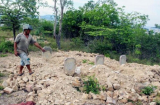 Hàng chục ngôi mộ ở Huế bị đào phá, trấn yếm bằng... quần lót