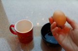 Bóc vỏ trứng siêu nhanh chỉ bằng 1 cây kim