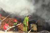 Cháy công ty gỗ trong khu dân cư tại Bình Dương