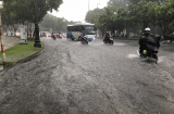 TP HCM mưa lớn, cửa ngõ Tân Sơn Nhất kẹt cứng