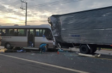 Tai nạn kinh hoàng giữa xe khách và xe tải khiến 18 người nhập viện cấp cứu