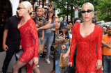 Biểu tượng thời trang Lady Gaga nổi bật trên đường phố New York với đầm ren xuyên thấu