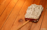 Không cần lau nhà thường xuyên sàn nhà vẫn sạch bóng nhờ những mẹo sau
