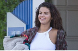 Sau khi Justin Bieber đính hôn, Selena Gomez bỗng ăn mặc xuề xòa, kém xinh hơn hẳn