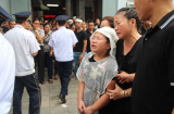 Rơi nước mắt trong đám tang hoa khôi đá cầu Huyền Trang: Hai đứa trẻ kiễng chân gọi 'Mẹ ơi đừng ngủ nữa'
