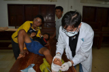 Bác sĩ Việt sang Lào cứu trợ: Mổ tay thấy thóc giống nảy mầm
