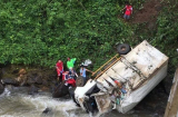 Xe chở hàng cứu trợ của Lào lao xuống sông, 3 người thương vong