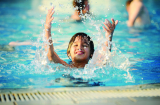 Bố mẹ cần lưu ý những vấn đề sau về sức khỏe khi cho con đi bơi ở bể bơi công cộng