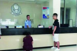 Mẹ già quỳ gối trước sở cảnh sát cầu xin hãy bắt giam con trai mình