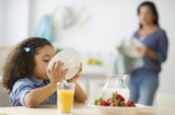 5 thực phẩm bổ dưỡng đến mấy mẹ cũng đừng cho bé ăn vào bữa sáng