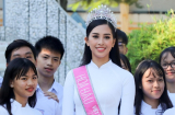 Hoa hậu Trần Tiểu Vy xúc động khi trở về thăm trường cũ