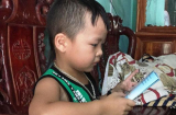 Bé trai ở Hà Tĩnh sinh ra chỉ biết 'nói tiếng Anh như gió' khiến mẹ phải vật lộn học ngoại ngữ