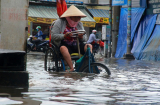 Người dân Sài Gòn khốn khổ vì đường ngập sâu 3 ngày, nước chưa rút