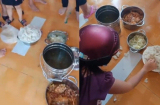 Trường mầm non bị phụ huynh bắt quả tang cho học sinh ăn cơm vón cục, mốc xanh