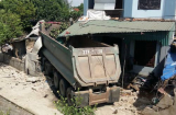 Nghệ An: Xe đầu kéo đâm sập nhà dân khiến chủ nhà phải nhập viện cấp cứu