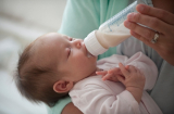 Sai lầm trong pha sữa công thức các mẹ tuyệt đối phải tránh nếu không muốn gây tổn hại cực lớn tới các con