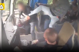 Clịp: Giằng vô lăng với tài xế, hành khách bị đánh sấp mặt