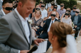 Kỳ lạ các vị khách dùng vải đen bịt mắt trong đám cưới, nhưng lý do mới khiến nhiều người xúc động