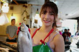 Phụ mẹ bán cá ngoài chợ, cô gái bỗng dưng trở thành 'mỹ nhân bán cá' vì quá xinh đẹp