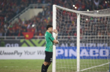 Sau chiến thắng giúp Việt Nam vô địch AFF Cup 2018 thủ môn Văn Lâm lặng lẽ ôm cột dọc khóc
