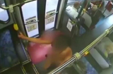 Bước lên xe bus, cô gái trẻ bất ngờ làm hành động này khiến mọi người 'sốc nặng'