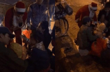 Xúc động hình ảnh cầu thủ U23 hóa ông già Noel chống nạng tặng quà Noel cho trẻ em nghèo khắp phố
