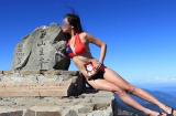 Cô gái trẻ chết cóng vì lạnh khi mặc bikini leo núi