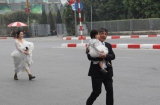 Khi đám cưới trùng ngày hội nghị Mỹ - Triều: Cô dâu hành động khiến người đi đường há hốc mồm ngạc nhiên