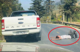 Nam thanh niên dừng xe giữa đường rồi bất ngờ làm hành động này khiến các tài xế 'hoảng hồn'