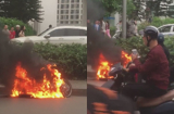 Xe máy bất ngờ bốc cháy dữ dội giữa phố, tài xế hốt hoảng vứt xe bỏ chạy thoát thân