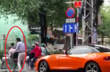Tài xế BMW bỏ xe giữa phố giúp cụ già sang đường nhưng thái độ của tài xế dừng phía sau mới chú ý