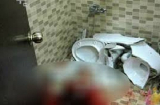 Hãi hùng bé gái 4 tuổi bị mẹ bế vào nhà vệ sinh rồi dùng búa sát hại thương tâm