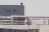 Xôn xao bức ảnh cặp đôi thản nhiên 'mây mưa' trên sân thượng nhưng điều này mới gây 'sốc'