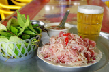 Ăn nem chua, thịt lợn tái: Nguy cơ nhiễm sán cực cao, share ngay bài này để cảnh báo các 'thánh nem'