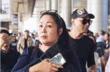 NSND Hồng Vân bật khóc ôm di ảnh cố nghệ sĩ Anh Vũ tại sân bay