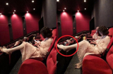 Cô gái mặc váy nhưng thản nhiên gác chân lên ghế trong rạp chiếu phim khiến bao người 'nhức mắt'