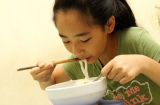 Cho trẻ ăn mỳ tôm là “dại”, nhiều bà mẹ vẫn hồn nhiên cho con ăn, hãy đọc để không rước họa