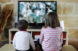 Cho trẻ xem tivi nhiều tưởng cha mẹ NHÀN hóa ra lại HẠI CON thế này, cha mẹ không biết sẽ ân hận